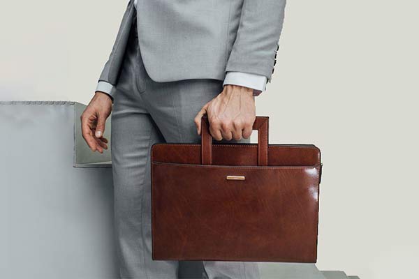 3 chiếc túi da hợp với đồ vest các quý ông nên tham khảo