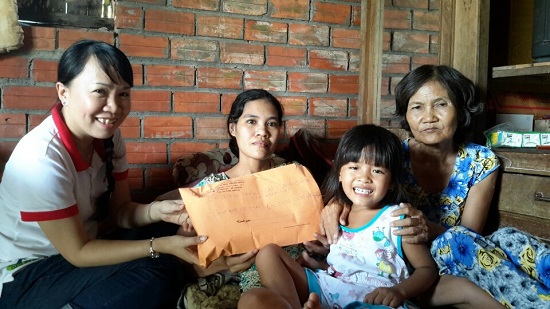 Trao tiền ủng hộ cho gia đình cô Mai ở Tây Ninh