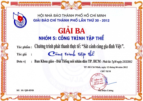Sát cánh cùng gia đình Việt nhận giải thưởng.
