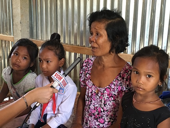 Radio kỳ 242: Trao tiền ủng hộ cho ba chị em Thạch Thị Sóc ở Trà Vinh