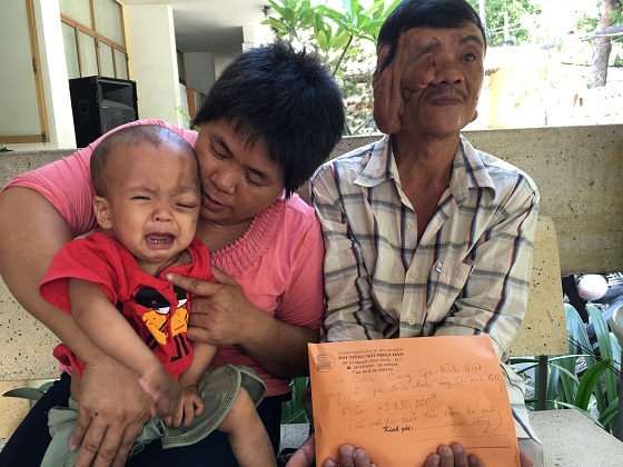 Radio kỳ 261: Trao tiền ủng hộ cho gia đình anh Tùng ở quận 12 và tiếp tục kêu gọi xóa nhà lá cho bà con nghèo vùng xa.