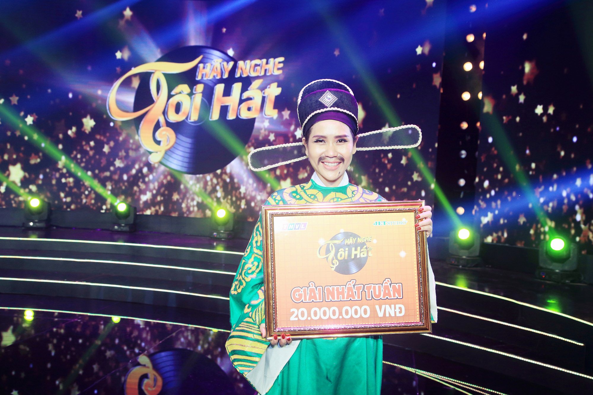 Nữ ca sĩ Hồng Mơ đã vượt qua các đối thủ nặng ký trong chương trình Hãy nghe tôi hát và giành giải nhất tuần thứ 3 với giải thưởng 20 triệu đồng.