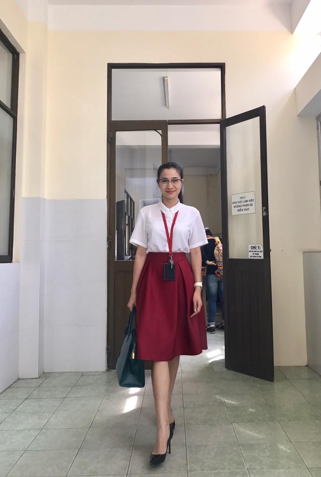 Bàn tay tặng hoa hồng, luôn phảng phất hương thơm