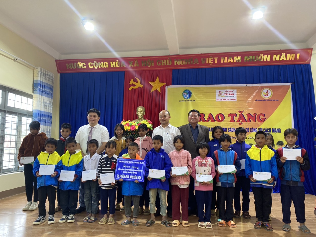 DNT Kon Tum: Phối kết hợp thăm, tặng quà các đối tượng chính sách, gia đình có công với cách mạng và các các em học sinh tại các điểm trường.
