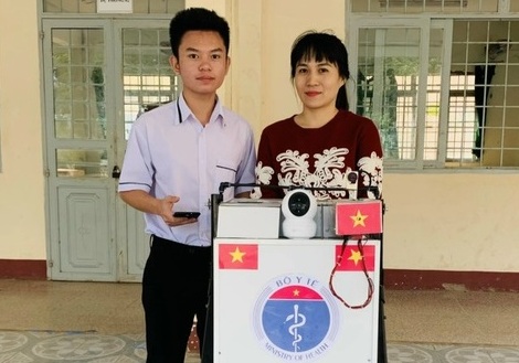 Đắk Lắk: Sáng chế robot hỗ trợ chăm sóc bệnh nhân mắc Covid-19 của nam sinh phố núi