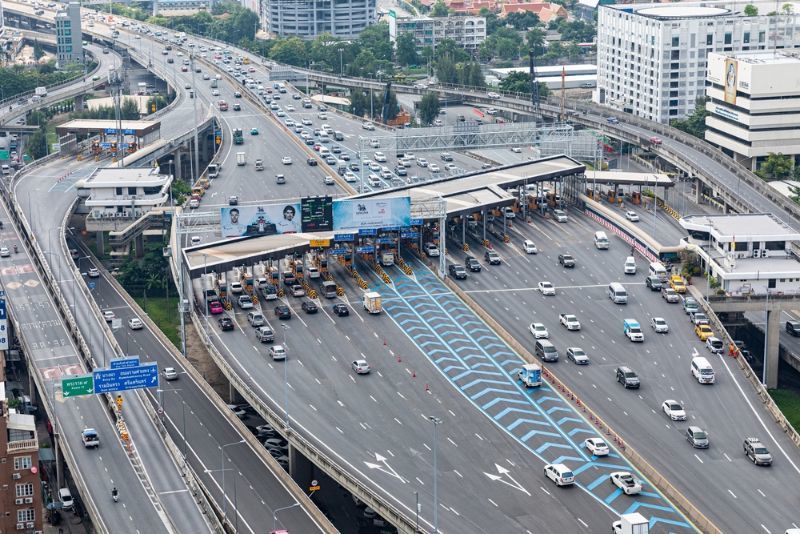 Thái Lan, cho phép tài xế băng qua trạm thu phí với tốc độ tối đa 120 km/giờ mà không cần giảm tốc.