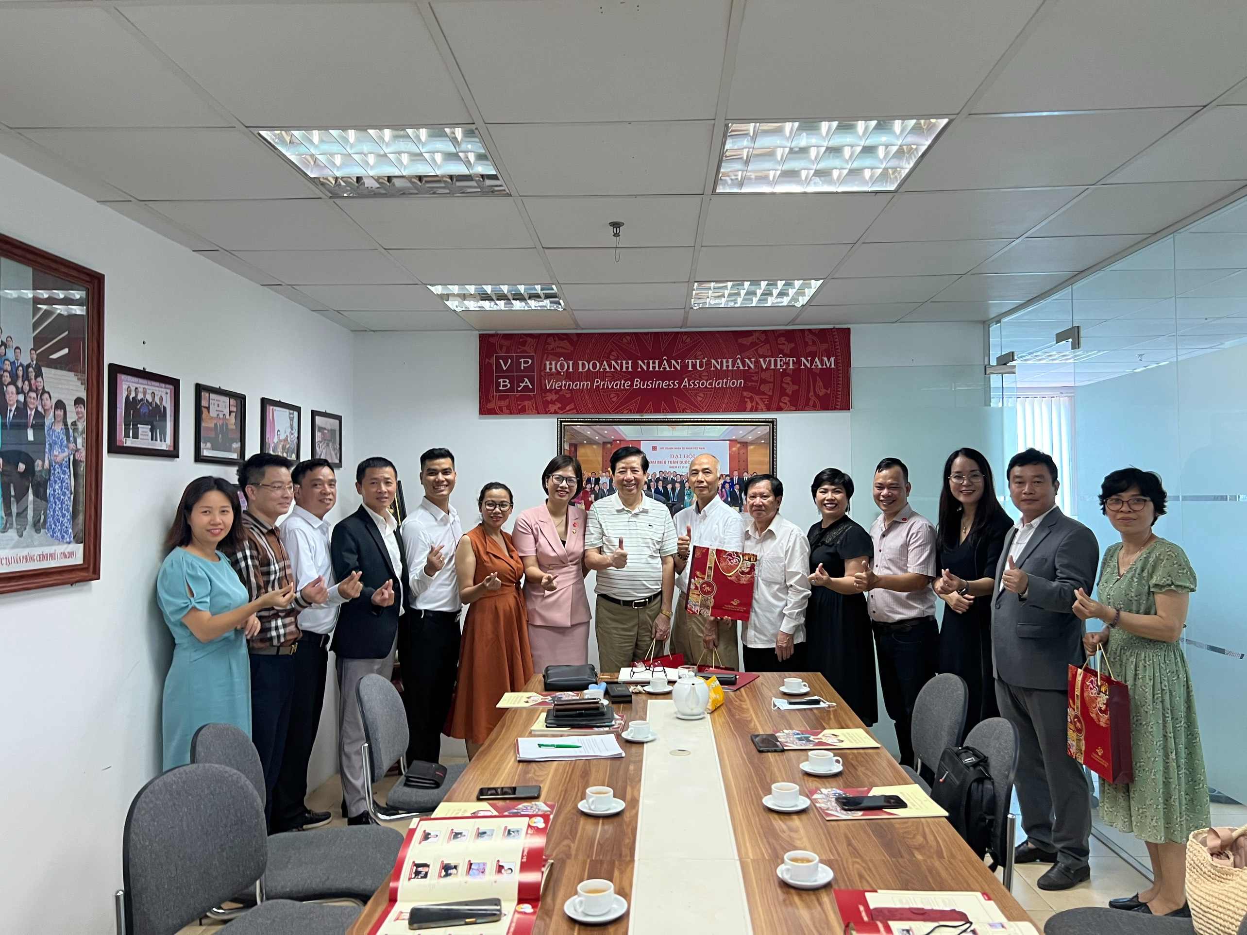 Đoàn Doanh nhân - Team KCN thăm Chủ Tịch Hiệp Hội Doanh Nhân Tư Nhân Việt Nam
