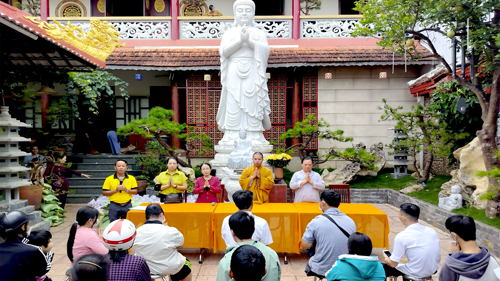 Kon Tum: Chùa Phước Lâm phối hợp cùng nhóm thiện nguyện TPH trao quà cho bà con Khuyết tật trên địa bàn TP Kon Tum.