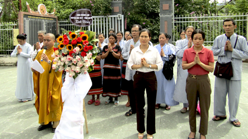 Đăk Glei: Chư tôn đức tăng cùng đạo tràng Phật tử chùa Khánh Linh viếng nghĩa trang liệt sĩ huyện, nhân tuần lễ Phật đản   PL: 2567 – 2023