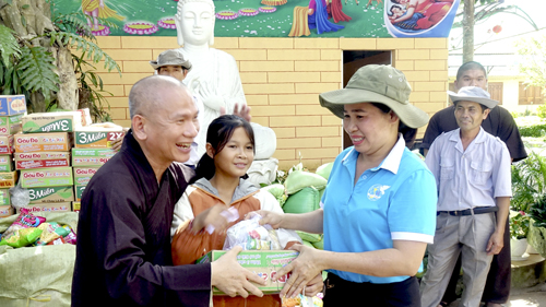 Đăk Hà: Chùa Tháp Kỳ Quang phát quà từ thiện cho học sinh nghèo, tàn tật có hoàn cảnh đặc biệt khó khăn, nhân tuần lễ Phật đản PL. 2567