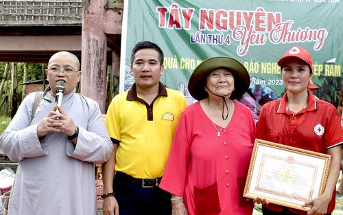 Chùa Pháp Hoa: Chia sẻ yêu thương đến bà con có hoàn cảnh khó khăn tại thôn Kép Ram xã Hòa Bình, TP Kon Tum.