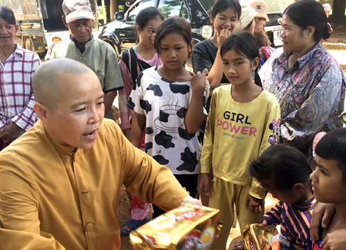 Ban TTXH: Phát quà và nấu các món ăn chay cho bà con dân tộc thiểu số.