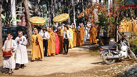 Kon Tum: Chùa Phước Thành trang nghiêm lễ rót đồng đúc tượng Bổn Sư Thích Ca Mâu Ni Phật, nặng 4 tấn.