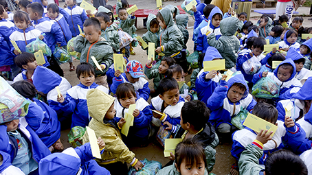 Kon Tum: Ban TT-XH Phật giáo tỉnh trao áo ấm cho các cháu học sinh mầm non tại xã Ngok Réo, huyện Đăk Hà.