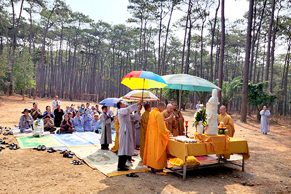 Kon Tum: Chùa Phước Thành Chú Nguyện Rót Đồng đúc Tôn tượng Bồ-tát Quán Thế Âm và Bồ-tát Địa Tạng.