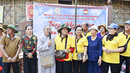 Kon Tum: Chùa Pháp Hoa chia sẻ yêu thương tặng quà cho bà con nghèo có hoàn cảnh khó khăn, tại Xã Đăk Rơva TP. Kon Tum.