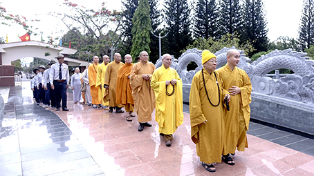 Kon Tum: Ban Tri sự GHPGVN tỉnh dâng hoa tưởng niệm các anh hùng liệt sĩ.