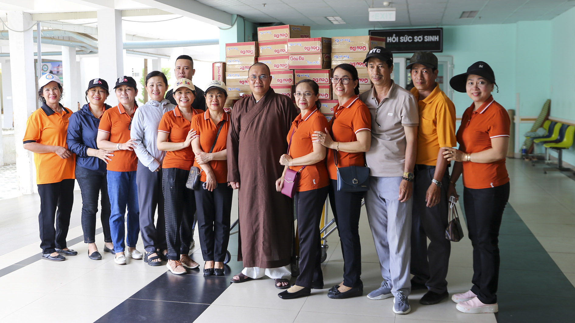 Kon Tum: Chùa Huệ Hương thăm, phát 100 phần quà cho bệnh nhân khó khăn tại Bệnh viện Đa khoa tỉnh Kon Tum