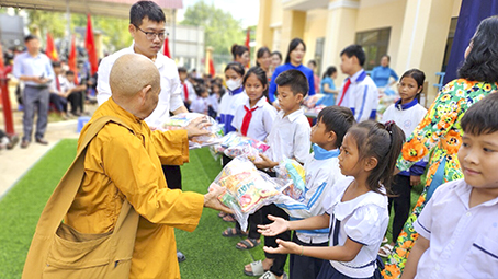 Kon Tum: Ban TTXH Phật giáo tỉnh trao quà cho các cháu học sinh tại Trường TH-THCS Đăk Blà.