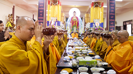 Kon Tum: Đạo tràng Tổ đình Trung Khánh và Đạo tràng chùa Phước Lâm, cúng dường Trường hạ chùa Huệ Chiếu mùa An cư PL. 2568.