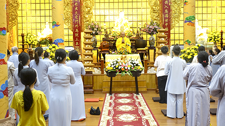 Kon Tum: Chùa Huệ Hương Trang nghiêm đảnh lễ thắp nến tri ân nhân ngày vía đức Quán Thế Âm Bồ Tát thành Đạo.