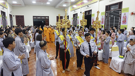 Kon Tum: Chùa Huệ Chiếu trang nghiêm tổ chức lễ bông hồng cài áo và thắp nến tri ân mùa Vu lan PL.2568