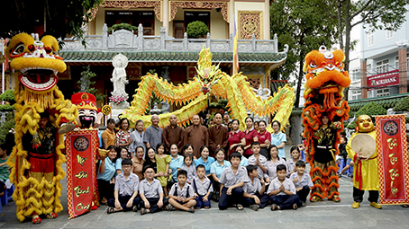 Kon Tum: Chùa Huệ Hương tổ chức chương trình “Vui Tết Trung Thu - Đêm Hội Trăng Rằm” tặng quà đến các cháu thiếu nhi.