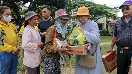 Kon Tum: CHÙA PHÁP HOA CHIA SẺ YÊU THƯƠNG VỚI CHƯƠNG TRÌNH “TÂY NGUYÊN YÊU THƯƠNG” LẦN THỨ 6 TẠI THÔN KON JƠ DREH PLƠNG, XÃ ĐĂK BLA.