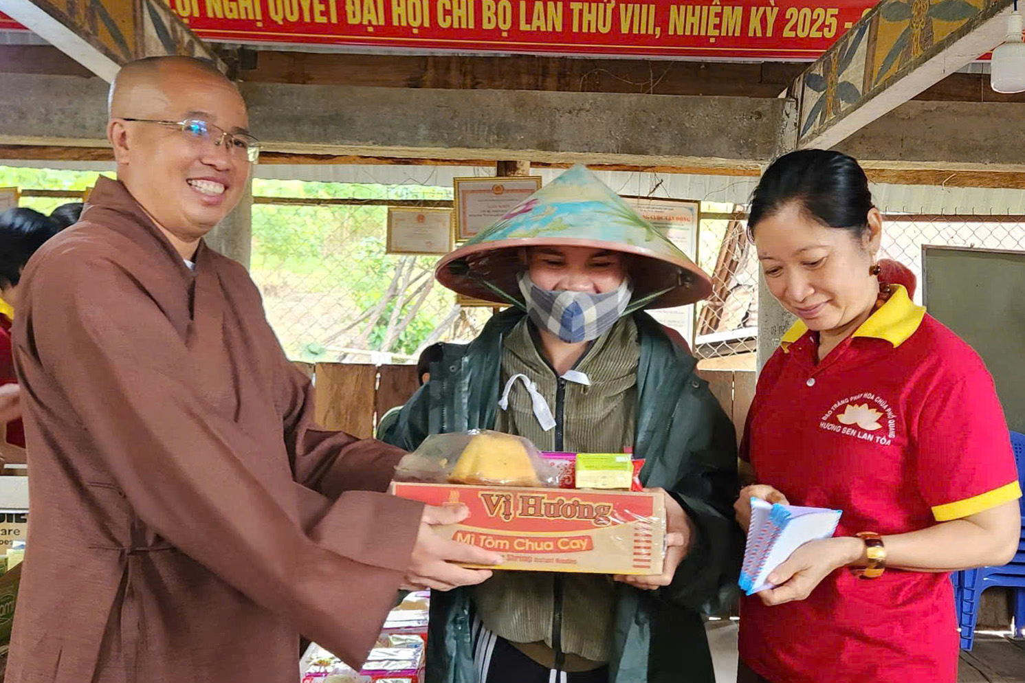 Quảng Ngãi: TRAO TẶNG 165 PHẦN QUÀ YÊU THƯƠNG ĐẾN ĐỒNG BÀO DÂN TỘC THIỂU SỐ XÃ NGỌC TỤ