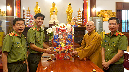 QUẢNG NGÃI: LÃNH ĐẠO CÔNG AN TỈNH THĂM, CHÚC MỪNG MÙA VU LAN TẠI CHÙA KHÁNH LÂM.