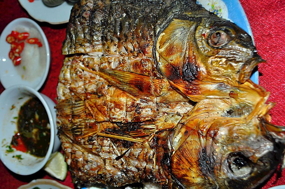Cá nướng gập của người Thái, đặc sản Điện Biên