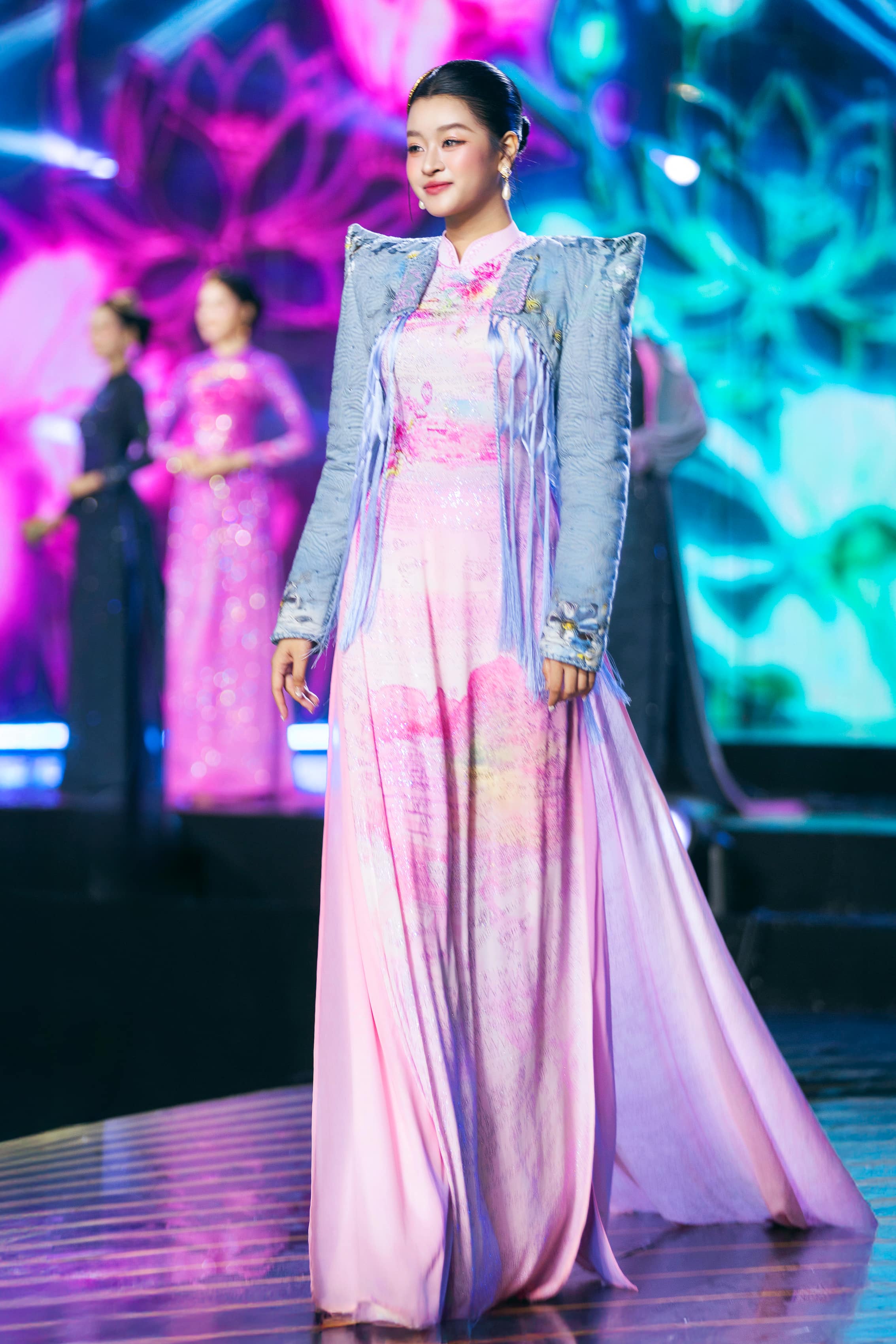 Nhà thiết kế Đỗ Trịnh Hoài Nam đưa nghệ thuật tranh đá quý lên áo dài tại Lễ hội Áo dài Thành phố Hồ Chí Minh