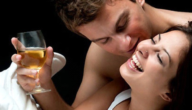 Rượu có thực sự làm chàng hăng say hơn trong chăn gối?