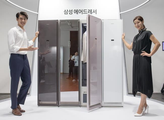 Samsung ra tủ quần áo thông minh, chỉ cần treo vào là sạch và thẳng