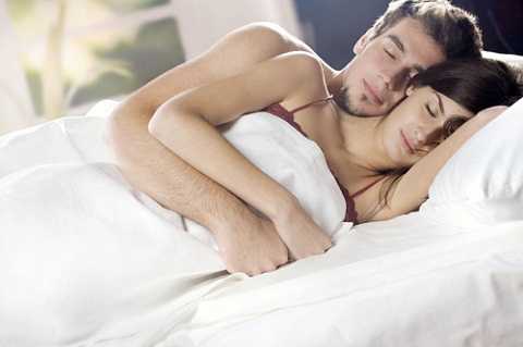 Tư thế ngủ giúp vợ chồng hạnh phúc
