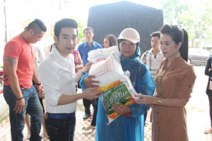 Quang Hà làm từ thiện ủng hộ đồng bào miền Trung