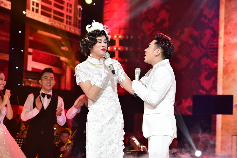 Hoài Linh làm cô dâu xinh đẹp trong live show Quang Hà