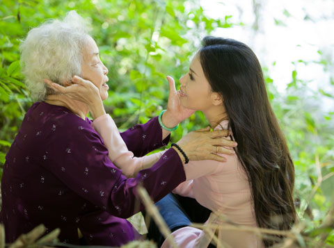 Cẩm Ly làm gái quê dịu dàng