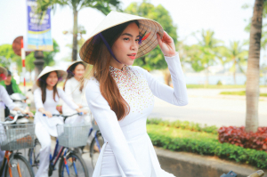 Hồ Ngọc Hà diện áo dài trắng ghi hình show cùng 50 nữ sinh Quảng Bình