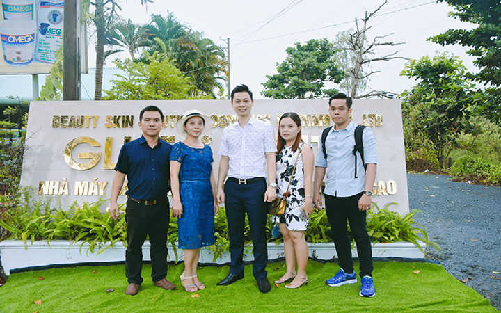 CEO F5 Group Nguyễn Bá Hưởng cùng những nhà phân phối Gluta White ghé thăm nhà máy sản xuất tại Vĩnh Long